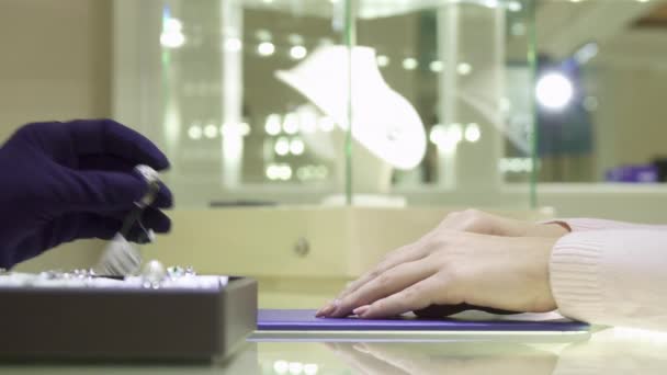 Cliente feminino escolhe anel na boutique de jóias — Vídeo de Stock