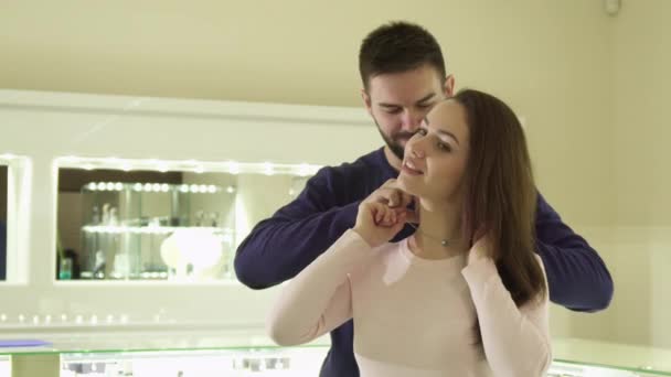 Flicka försöker på halsbandet på smycken shop — Stockvideo