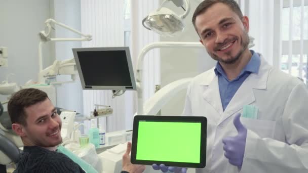 Dentiste montre son pouce à son bureau — Video