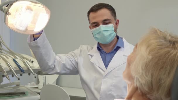 El dentista comienza el chequeo del paciente femenino — Vídeo de stock