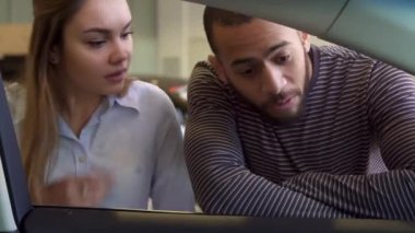 Çift arabada galeride görünüyor.