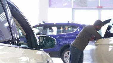 Farklı otomobil galerisinde adam bakar