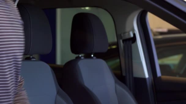 Mannen sitter besegrar in i bilen — Stockvideo