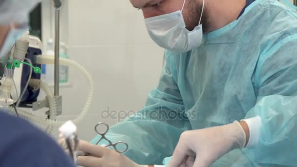 Хирург смотрит на монитор — стоковое видео