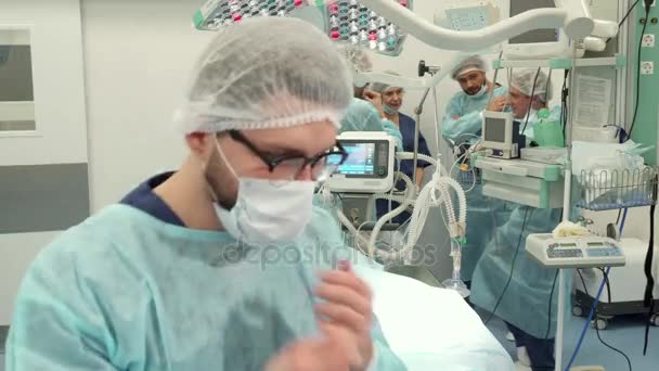 Хирург показывает большие пальцы вверх — стоковое видео
