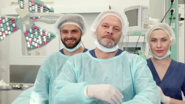 手術チームは、手術室でポーズします。 — ストック動画