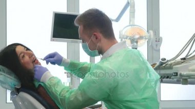 Kadın dişçide kontrol ediyor