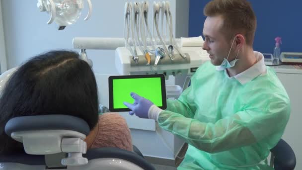 Стоматолог вказує руку на екран планшета — стокове відео