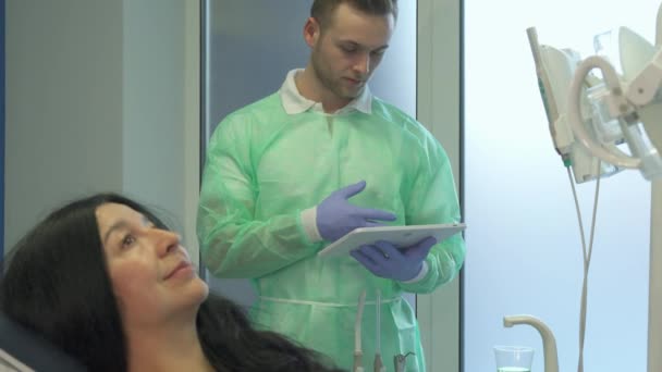 Donna dimostra i denti dal dentista — Video Stock