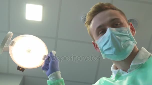 Dentista personaliza a luz — Vídeo de Stock