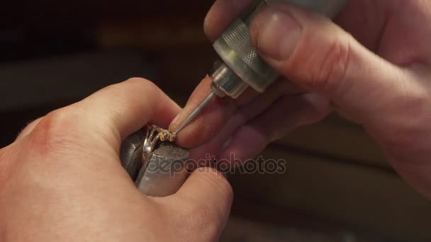 Hombre poniendo piedras preciosas en el artículo de joyería — Vídeos de Stock