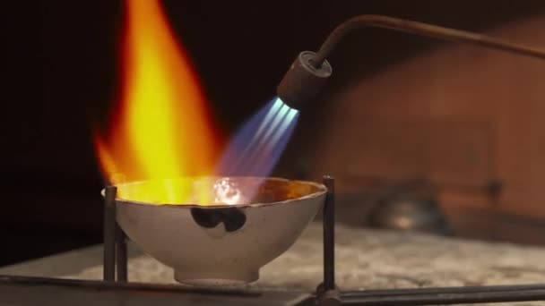 Jeweler uses gas torch — Stock Video