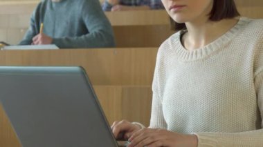 Dizüstü bilgisayar türlerinde kız öğrenci
