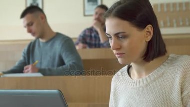 Laptop kız öğrencinin notları