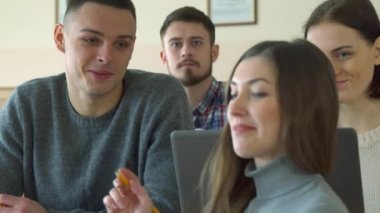 Kız öğrenci görüşmeleri için erkek onun sınıf arkadaşı