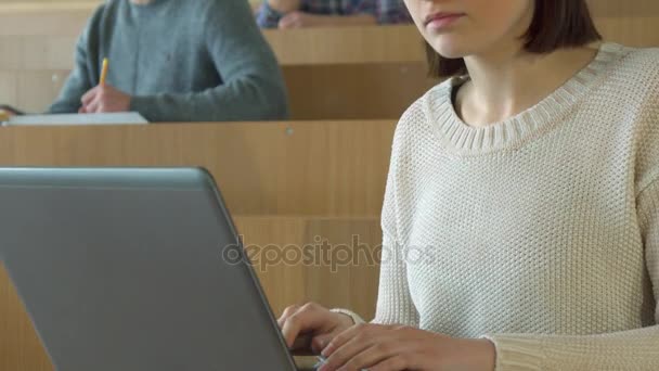 Kvinnlig student typer på laptop — Stockvideo