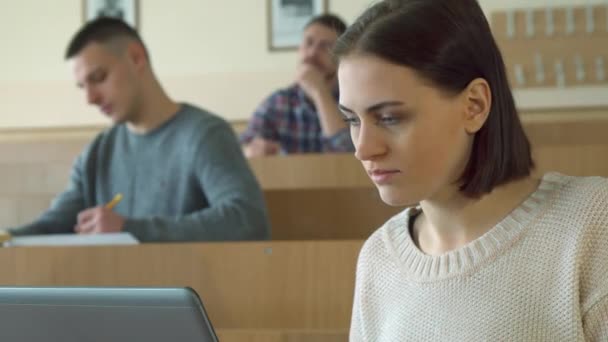 Studentennotizen auf Laptop — Stockvideo