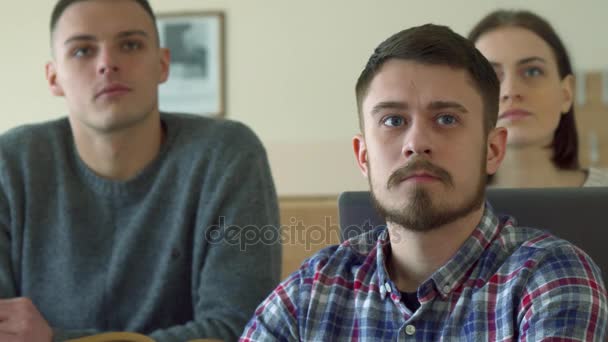 Estudiante masculino usa tableta digital en la sala de conferencias — Vídeo de stock