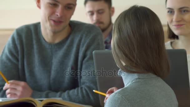 Kobiet student pyta pewne pytanie do płci męskiej kolegę — Wideo stockowe