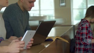 Öğrenciler farklı araçlar üzerinde ders notları