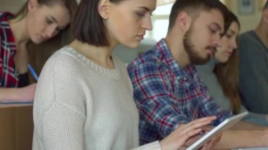 Kız öğrenci tablete çevirir