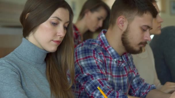 Jóvenes estudian en la universidad — Vídeo de stock