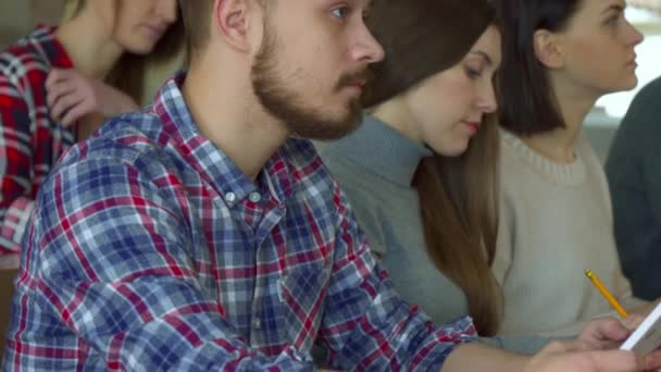 Barbudo estudiante masculino vuelve la cara — Vídeo de stock