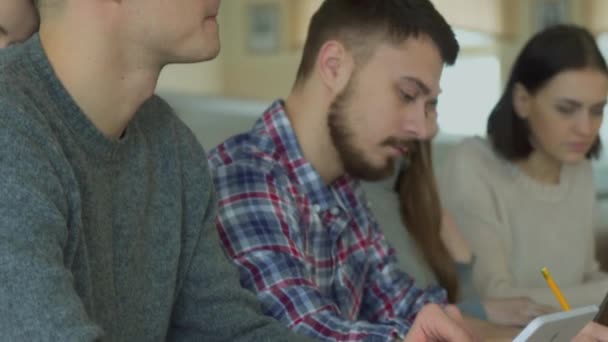 Masculino graduação sorri na sala de aula — Vídeo de Stock