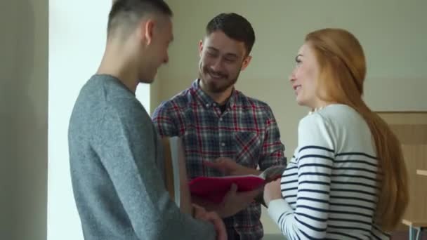 Estudiante masculino pasa páginas de su cuaderno — Vídeo de stock