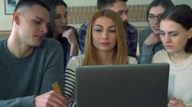 Grup öğrenci bir şey üstünde laptop anlatılmaktadır