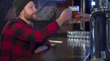 Adam bira barda alır.