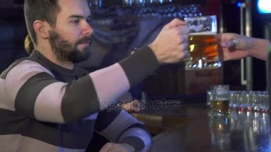 Adam barda bira kokuyor