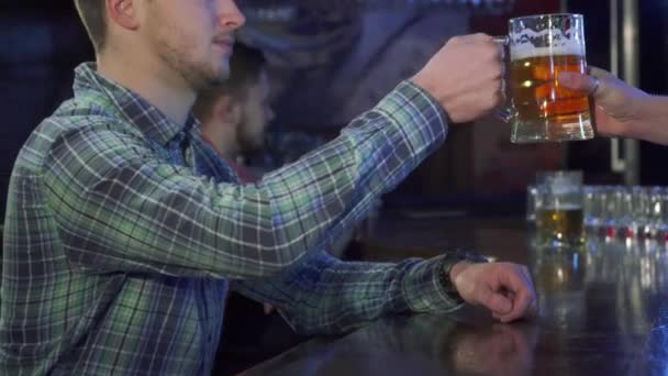 Мужчина пьет пиво в пабе — стоковое видео