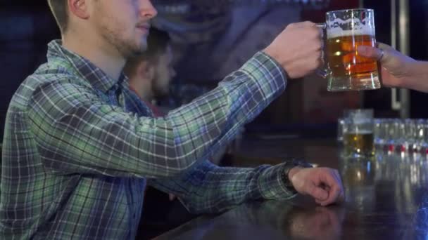 El hombre bebe cerveza en el pub — Vídeo de stock