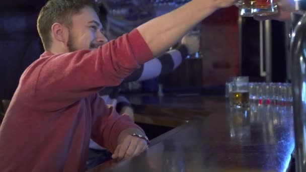 El hombre prueba la cerveza en el pub — Vídeo de stock