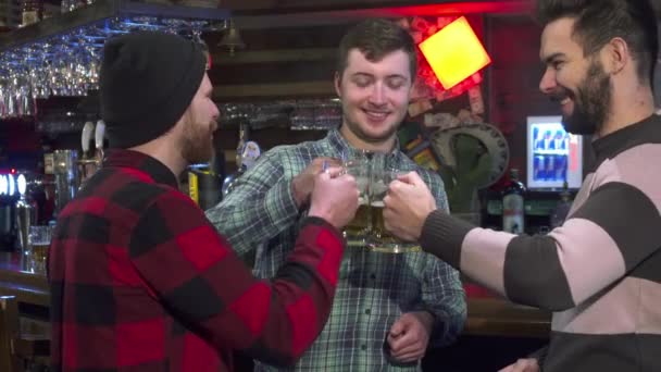 Amigos tintinean sus vasos en el pub — Vídeo de stock