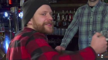 Adam geri bardak bira ile döner