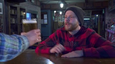 Adam barda oyun izliyor