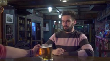 Barmen ile adam highfives