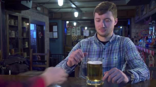 Okrzyki człowiek z bartender — Wideo stockowe