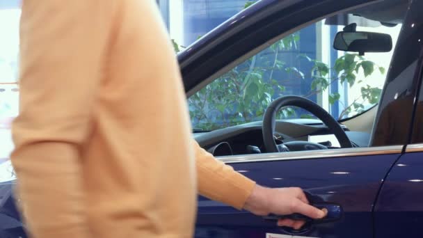 Starší muž se posadí do auta na obchodní zastoupení — Stock video