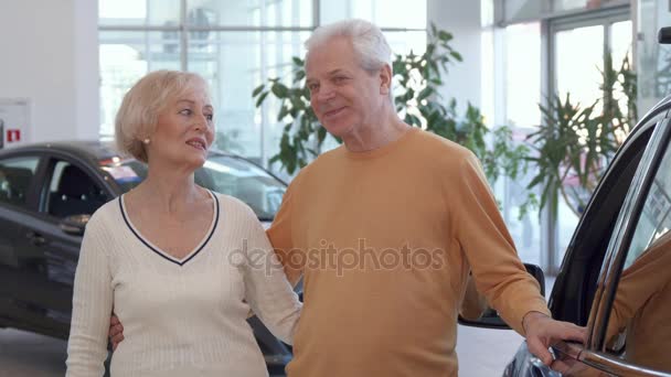 Ανώτερος ζευγάρι αγοράζει το αυτοκίνητο στην αντιπροσωπεία — Αρχείο Βίντεο