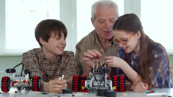 子どもたちは、おじいちゃんと一緒に時間を過ごす — ストック動画