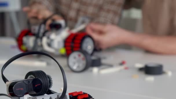 Senior hilft seinem Enkel beim Zusammenbau von Spielzeugauto — Stockvideo