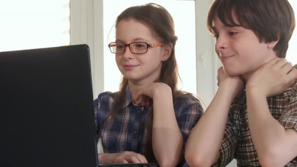 I bambini guardano qualcosa di divertente sul laptop — Video Stock