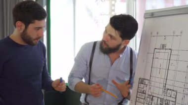 Mimar elini bina tasarımı üzerinde taşır.