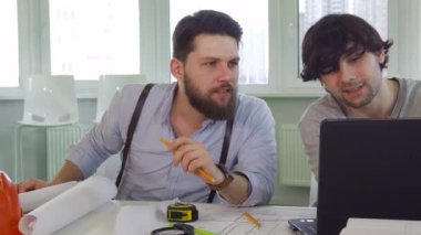 Mimarlar bir şey üstünde laptop tartışmak
