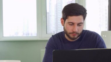 Mimar İş yerinde bir mola alır