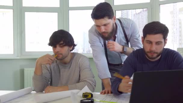 Equipa de arquitectos procura uma solução para o projecto — Vídeo de Stock