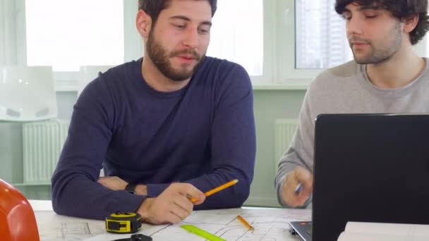 Архітектори використовують ноутбук в офісі — стокове відео